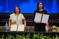 Menteri Pariwisata Widiyanti Wardhana menunjukkan naskah kerjasama pariwisata yang baru ditandatangani bersama Menteri Pariwisata Afsel Patricia de Lille. (Foto: Humas Kemenpar)