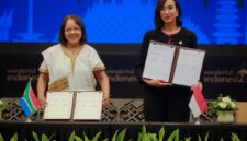 Menteri Pariwisata Widiyanti Wardhana menunjukkan naskah kerjasama pariwisata yang baru ditandatangani bersama Menteri Pariwisata Afsel Patricia de Lille. (Foto: Humas Kemenpar)