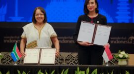 Menteri Pariwisata Widiyanti Wardhana menunjukkan naskah kerjasama pariwisata yang baru ditandatangani bersama Menteri Pariwisata Afsel Patricia de Lille. (Foto: Humas Kemenpar)