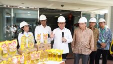 Menteri Perdagangan Budi Santoso meninjau pabrik minyak goreng PT Mikie Oleo Nabati Industri (MONI) di Bekasi, Jawa Barat, Jum'at (6/2), untuk memastikan ketersediaan pasokan minyak goreng menjelang Hari Besar Keagamaan Nasional (HBKN) Ramadan dan Idulfitri 2026.