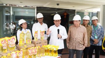 Menteri Perdagangan Budi Santoso meninjau pabrik minyak goreng PT Mikie Oleo Nabati Industri (MONI) di Bekasi, Jawa Barat, Jum'at (6/2), untuk memastikan ketersediaan pasokan minyak goreng menjelang Hari Besar Keagamaan Nasional (HBKN) Ramadan dan Idulfitri 2026.