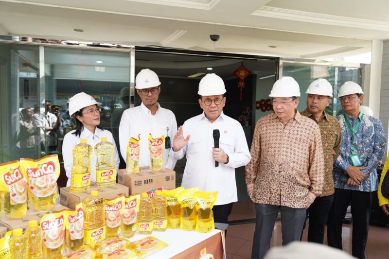 Menteri Perdagangan Budi Santoso meninjau pabrik minyak goreng PT Mikie Oleo Nabati Industri (MONI) di Bekasi, Jawa Barat, Jum'at (6/2), untuk memastikan ketersediaan pasokan minyak goreng menjelang Hari Besar Keagamaan Nasional (HBKN) Ramadan dan Idulfitri 2026.