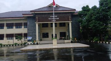 Awak media menyambangi Kantor Kecamatan Limo, Kota Depok, Jawa Barat, untuk meminta klarifikasi terkait sengketa lahan milik warga yang diduga digunakan Pemerintah Kota (Pemkot) Depok sebagai fasilitas umum (fasum) berupa akses jalan menuju Kantor Camat Limo.