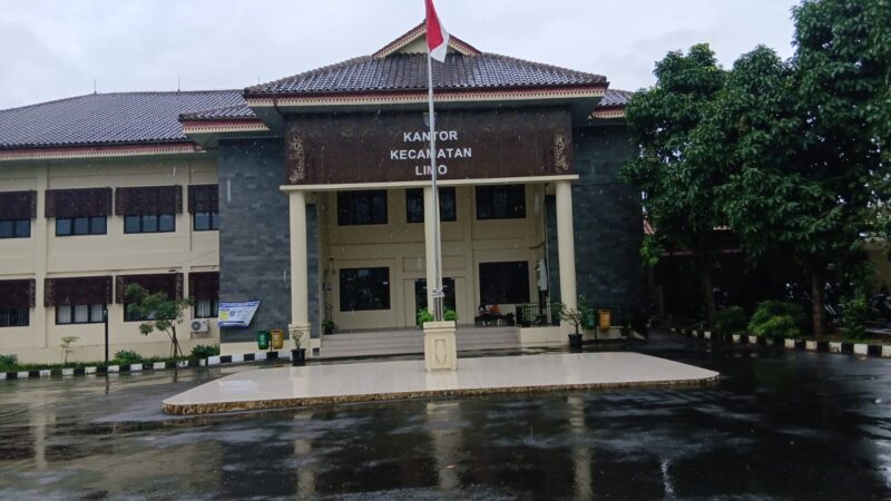 Awak media menyambangi Kantor Kecamatan Limo, Kota Depok, Jawa Barat, untuk meminta klarifikasi terkait sengketa lahan milik warga yang diduga digunakan Pemerintah Kota (Pemkot) Depok sebagai fasilitas umum (fasum) berupa akses jalan menuju Kantor Camat Limo.