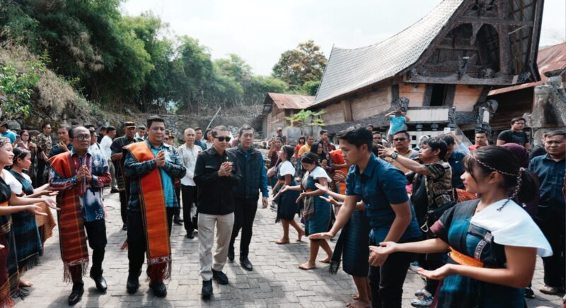 Menteri Kebudayaan RI Fadli Zon melakukan kunjungan kerja ke Provinsi Sumatera Utara dengan meninjau kawasan Huta Simarmata di Desa Hariara Pohan, Kecamatan Harian, Kabupaten Samosir, Jumat (7/2/2026).