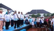 Ribuan masyarakat Banten memadati kawasan sekitar Kantor Gubernur Banten, Minggu pagi (8/2/2026), untuk mengikuti kegiatan Jalan Sehat bersama dalam rangkaian peringatan Hari Pers Nasional (HPN) 2026.