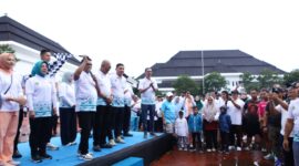 Ribuan masyarakat Banten memadati kawasan sekitar Kantor Gubernur Banten, Minggu pagi (8/2/2026), untuk mengikuti kegiatan Jalan Sehat bersama dalam rangkaian peringatan Hari Pers Nasional (HPN) 2026.