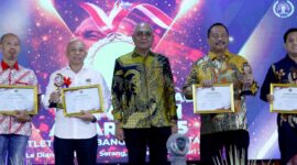 Ribuan masyarakat Banten memadati kawasan sekitar Kantor Gubernur Banten, Minggu pagi (8/2/2026), untuk mengikuti kegiatan Jalan Sehat bersama dalam rangkaian peringatan Hari Pers Nasional (HPN) 2026.