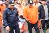 Pemerintah Provinsi DKI Jakarta kembali menggelar aksi bersih-bersih massal melalui program Gerakan Jaga Jakarta Bersih, Minggu pagi. Kegiatan ini dilakukan serentak di seluruh wilayah ibu kota, melibatkan ribuan personel dari berbagai unsur.