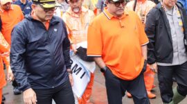 Pemerintah Provinsi DKI Jakarta kembali menggelar aksi bersih-bersih massal melalui program Gerakan Jaga Jakarta Bersih, Minggu pagi. Kegiatan ini dilakukan serentak di seluruh wilayah ibu kota, melibatkan ribuan personel dari berbagai unsur.