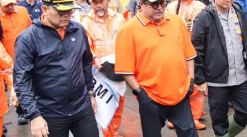 Pemerintah Provinsi DKI Jakarta kembali menggelar aksi bersih-bersih massal melalui program Gerakan Jaga Jakarta Bersih, Minggu pagi. Kegiatan ini dilakukan serentak di seluruh wilayah ibu kota, melibatkan ribuan personel dari berbagai unsur.