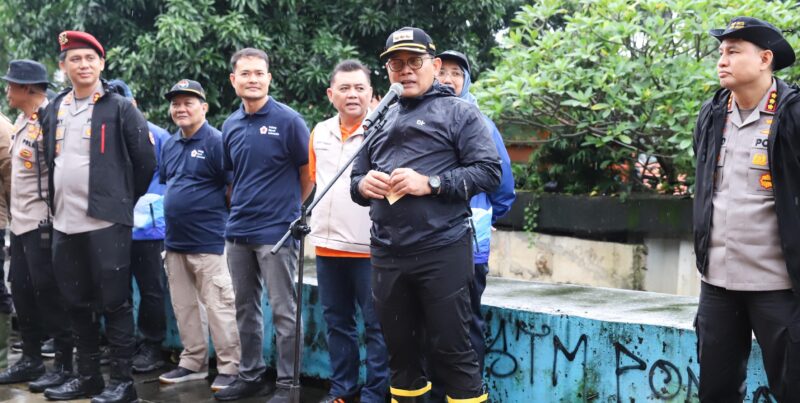 Pemerintah Provinsi DKI Jakarta kembali menggelar aksi bersih-bersih massal melalui program Gerakan Jaga Jakarta Bersih, Minggu pagi. Kegiatan ini dilakukan serentak di seluruh wilayah ibu kota, melibatkan ribuan personel dari berbagai unsur.