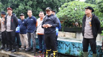 Foto Wali Kota Administrasi Jakarta Pusat Arifin bersama Wakil Gubernur DKI Jakarta Rano Karno meninjau langsung pelaksanaan Gerakan Jaga Jakarta Bersih di kawasan Cempaka Putih Timur, Minggu (pagi)
