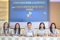 Foto: Ketua Yayasan Kalam Kudus Indonesia Cabang Sorong, Budi Santoso, bersama jajaran pimpinan sekolah menyatakan klarifikasi