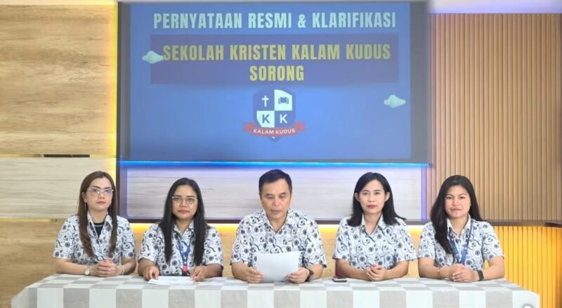 Foto: Ketua Yayasan Kalam Kudus Indonesia Cabang Sorong, Budi Santoso, bersama jajaran pimpinan sekolah menyatakan klarifikasi