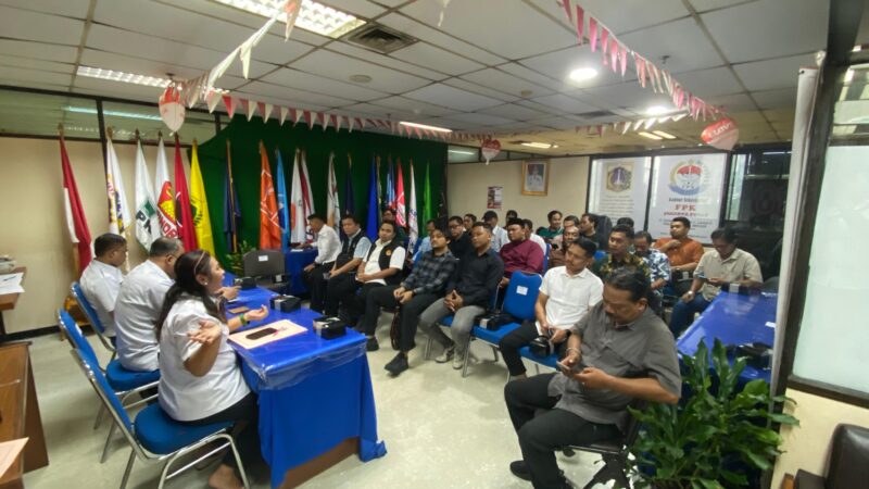 Badan Kesatuan Bangsa dan Politik (Kesbangpol) Kota Administrasi Jakarta Pusat menggelar kegiatan silaturahmi sebagai langkah strategis untuk menjaga stabilitas dan mengkondisikan wilayah tetap aman serta tertib. Kegiatan ini menjadi bagian dari upaya penguatan koordinasi dan komunikasi dalam rangka mengantisipasi potensi gangguan ketertiban di wilayah Jakarta Pusat.