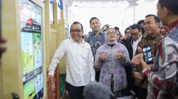 Menteri Koordinator Bidang Pembangunan Manusia dan Kebudayaan (Menko PMK) Pratikno menegaskan edukasi penggunaan teknologi digital dan kecerdasan artifisial (AI) tidak bisa semata dibebankan kepada orang tua dan guru.