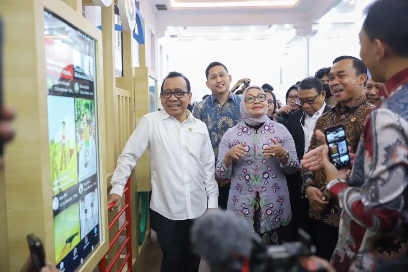Menteri Koordinator Bidang Pembangunan Manusia dan Kebudayaan (Menko PMK) Pratikno menegaskan edukasi penggunaan teknologi digital dan kecerdasan artifisial (AI) tidak bisa semata dibebankan kepada orang tua dan guru.
