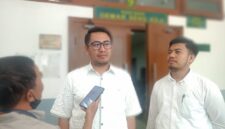 Foto: Kuasa Hukum Penggugat Beri Keterangan Usai Sidang Gugatan Rp5,7 Miliar terhadap Kredivo di PN Jakbar