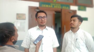 Foto: Kuasa Hukum Penggugat Beri Keterangan Usai Sidang Gugatan Rp5,7 Miliar terhadap Kredivo di PN Jakbar