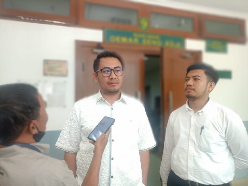 Foto: Kuasa Hukum Penggugat Beri Keterangan Usai Sidang Gugatan Rp5,7 Miliar terhadap Kredivo di PN Jakbar