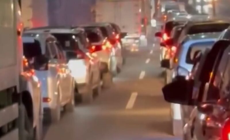 Foto: Kemacetan parah mengular di ruas tol arah Pelabuhan Tanjung Priok, Jakarta, Kamis, (12/2/2026)