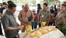 Menteri Perdagangan Budi Santoso memastikan ketersediaan stok minyak goreng nasional dalam kondisi aman dan melimpah menjelang Hari Besar Keagamaan Nasional (HBKN) Ramadan dan Idulfitri 2026. Kepastian itu disampaikan usai meninjau langsung aktivitas produksi PT Indokarya Internusa di Palembang, Sumatra Selatan, Kamis (12/2).