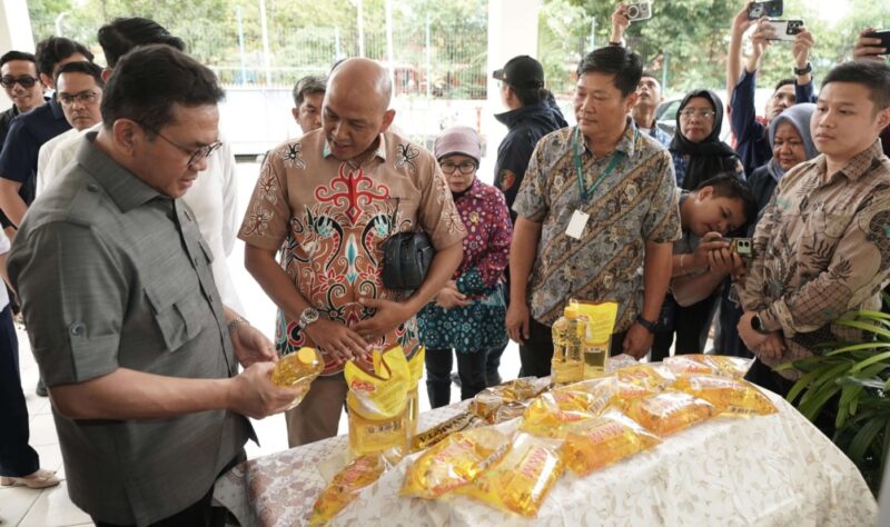Menteri Perdagangan Budi Santoso memastikan ketersediaan stok minyak goreng nasional dalam kondisi aman dan melimpah menjelang Hari Besar Keagamaan Nasional (HBKN) Ramadan dan Idulfitri 2026. Kepastian itu disampaikan usai meninjau langsung aktivitas produksi PT Indokarya Internusa di Palembang, Sumatra Selatan, Kamis (12/2).