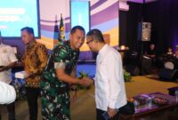 Foto: Komandan Kodim 0807/Tulungagung Letkol Arh Hanny Galih Satrio berjabat tangan dengan Ketua KADIN Tulungagung Rifqi Firmansyah usai peresmian Kantor KADIN Kabupaten Tulungagung, Jumat (13/2/2026)