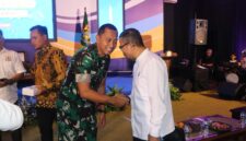 Foto: Komandan Kodim 0807/Tulungagung Letkol Arh Hanny Galih Satrio berjabat tangan dengan Ketua KADIN Tulungagung Rifqi Firmansyah usai peresmian Kantor KADIN Kabupaten Tulungagung, Jumat (13/2/2026)