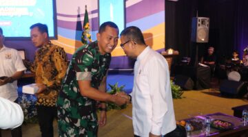 Foto: Komandan Kodim 0807/Tulungagung Letkol Arh Hanny Galih Satrio berjabat tangan dengan Ketua KADIN Tulungagung Rifqi Firmansyah usai peresmian Kantor KADIN Kabupaten Tulungagung, Jumat (13/2/2026)