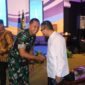 Foto: Komandan Kodim 0807/Tulungagung Letkol Arh Hanny Galih Satrio berjabat tangan dengan Ketua KADIN Tulungagung Rifqi Firmansyah usai peresmian Kantor KADIN Kabupaten Tulungagung, Jumat (13/2/2026)