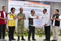 Menteri Koordinator Bidang Pembangunan Manusia dan Kebudayaan (Menko PMK) Pratikno menyerahkan dana stimulan perbaikan rumah kepada 86 kepala keluarga (KK) terdampak banjir dan longsor di Kabupaten Tapanuli Utara, Sumatra Utara, Jumat (14/2/2026).