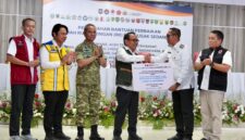 Menteri Koordinator Bidang Pembangunan Manusia dan Kebudayaan (Menko PMK) Pratikno menyerahkan dana stimulan perbaikan rumah kepada 86 kepala keluarga (KK) terdampak banjir dan longsor di Kabupaten Tapanuli Utara, Sumatra Utara, Jumat (14/2/2026).