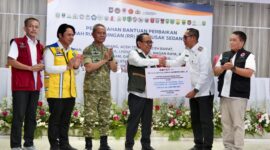 Menteri Koordinator Bidang Pembangunan Manusia dan Kebudayaan (Menko PMK) Pratikno menyerahkan dana stimulan perbaikan rumah kepada 86 kepala keluarga (KK) terdampak banjir dan longsor di Kabupaten Tapanuli Utara, Sumatra Utara, Jumat (14/2/2026).