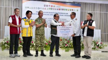 Menteri Koordinator Bidang Pembangunan Manusia dan Kebudayaan (Menko PMK) Pratikno menyerahkan dana stimulan perbaikan rumah kepada 86 kepala keluarga (KK) terdampak banjir dan longsor di Kabupaten Tapanuli Utara, Sumatra Utara, Jumat (14/2/2026).