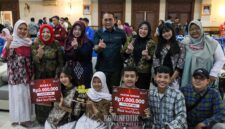 Foto: Wali Kota Administrasi Jakarta Pusat Arifin berfoto bersama para pelajar pemenang dalam acara Penganugerahan Festival Film Pelajar Jakarta Pusat bertema “Peduli Lewat Cerita” di Ruang Serbaguna Utama, Kantor Wali Kota Jakarta Pusat, Sabtu (14/2/2026)