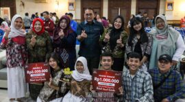 Foto: Wali Kota Administrasi Jakarta Pusat Arifin berfoto bersama para pelajar pemenang dalam acara Penganugerahan Festival Film Pelajar Jakarta Pusat bertema “Peduli Lewat Cerita” di Ruang Serbaguna Utama, Kantor Wali Kota Jakarta Pusat, Sabtu (14/2/2026)