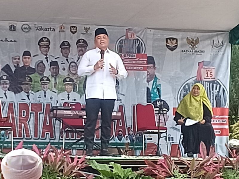 Foto: Sekretaris Kota Administrasi Jakarta Pusat H. Denny Ramdhany memberikan sambutan dalam kegiatan Jakarta Mengaji di Taman Tugu Proklamasi, Menteng, Jakarta Pusat, Minggu (15/2)