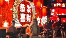 Penyanyi Mandarin Icha Yang sukses menghibur ribuan pengunjung dalam acara Harmoni Imlek Nusantara yang digelar di kawasan Bundaran Hotel Indonesia, Minggu (15/3/2026) malam.