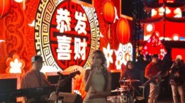 Penyanyi Mandarin Icha Yang sukses menghibur ribuan pengunjung dalam acara Harmoni Imlek Nusantara yang digelar di kawasan Bundaran Hotel Indonesia, Minggu (15/3/2026) malam.