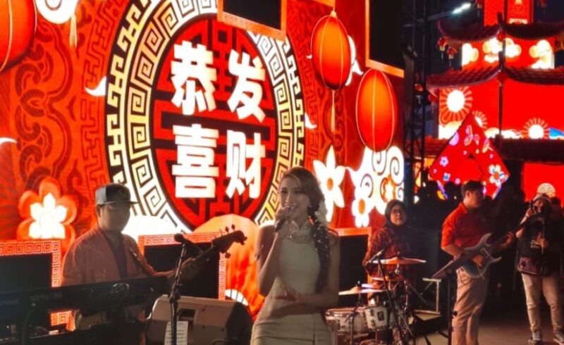 Penyanyi Mandarin Icha Yang sukses menghibur ribuan pengunjung dalam acara Harmoni Imlek Nusantara yang digelar di kawasan Bundaran Hotel Indonesia, Minggu (15/3/2026) malam.