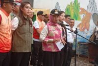 Foto: Wali Kota Administrasi Jakarta Barat Iin Mutmainnah memberikan arahan kepada jajaran aparat dan warga terkait pentingnya menjaga keamanan dan ketertiban wilayah selama Bulan Suci Ramadan 1447 Hijriah