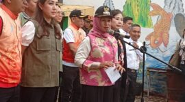 Foto: Wali Kota Administrasi Jakarta Barat Iin Mutmainnah memberikan arahan kepada jajaran aparat dan warga terkait pentingnya menjaga keamanan dan ketertiban wilayah selama Bulan Suci Ramadan 1447 Hijriah