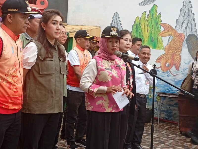 Foto: Wali Kota Administrasi Jakarta Barat Iin Mutmainnah memberikan arahan kepada jajaran aparat dan warga terkait pentingnya menjaga keamanan dan ketertiban wilayah selama Bulan Suci Ramadan 1447 Hijriah