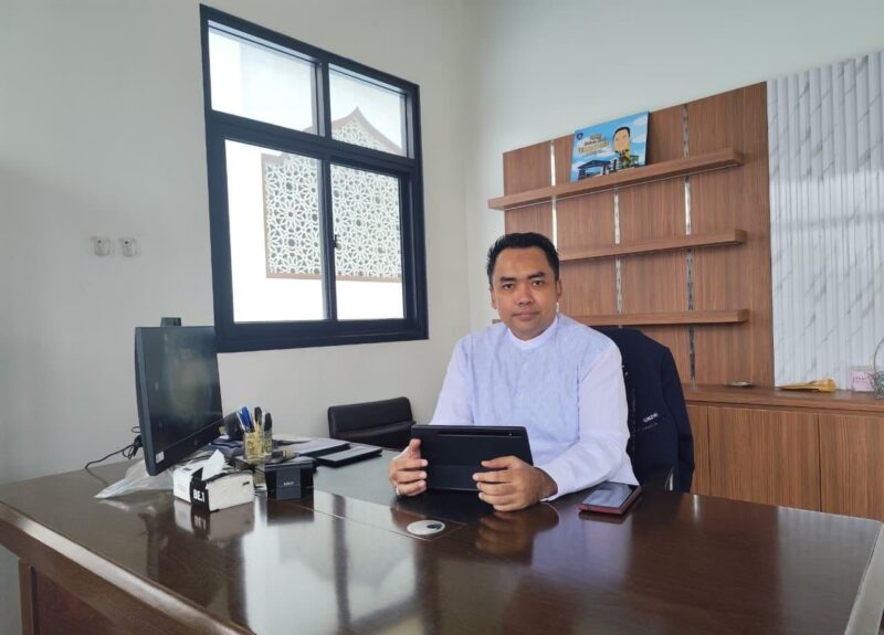 Foto: Rektor Universitas Dharma Indonesia (UNDHI) Agus Prihartono PS berada di ruang kerjanya di Kampus UNDHI, Cikupa, Kabupaten Tangerang, Banten.