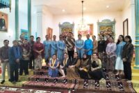 Foto: Suasana kebersamaan usai acara buka puasa bersama yang digelar Pakubuwono XIV di Sasana Narendra, Keraton Surakarta Hadiningrat, Sabtu (21/2/2026).