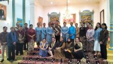 Foto: Suasana kebersamaan usai acara buka puasa bersama yang digelar Pakubuwono XIV di Sasana Narendra, Keraton Surakarta Hadiningrat, Sabtu (21/2/2026).