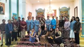 Foto: Suasana kebersamaan usai acara buka puasa bersama yang digelar Pakubuwono XIV di Sasana Narendra, Keraton Surakarta Hadiningrat, Sabtu (21/2/2026).