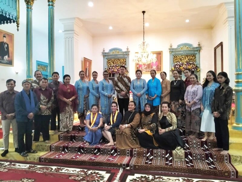 Foto: Suasana kebersamaan usai acara buka puasa bersama yang digelar Pakubuwono XIV di Sasana Narendra, Keraton Surakarta Hadiningrat, Sabtu (21/2/2026).